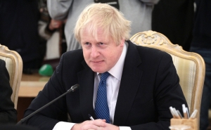 Джонсон признался, что "хотел сжевать свой галстук" из-за отсрочки Brexit