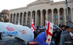 Протесты в Тбилиси: активисты заблокировали здание парламента