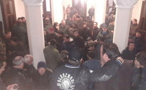 Протестующие в Абхазии удерживают здание Администрации президента
