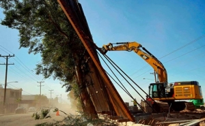 Ветром сдуло часть "стены Трампа" на границе с Мексикой