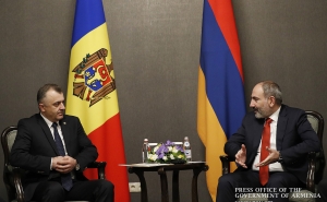 Премьер Армении в Алма-Ате провел встречу с премьер-министром Молдовы 