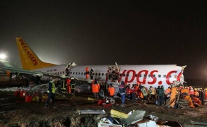 Число погибших в результате жесткой посадки самолета в Стамбуле возросло до трех