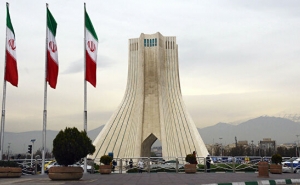 В Иране проходят массовые шествия в годовщину революции