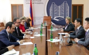 Armenian Economy Minister Receives Moody's Experts