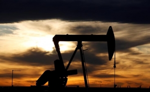 Oil Falls After Saudi Arabia, Russia Delay Meeting