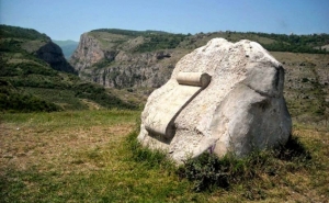 Памятник Пыл-Пуги - один из символов карабахского юмора