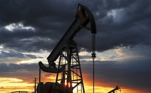 Нефть дешевеет на ожиданиях роста запасов в США