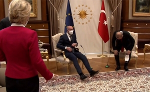 Фон дер Ляйен на переговорах с Эрдоганом в Турции не выдали стул