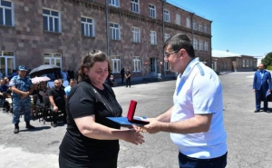 Президент Арцаха вручил высокие государственные награды родственникам погибших служащих Полиции РА