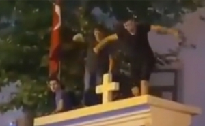 Ստամբուլում հայկական եկեղեցու պատի վրա պարող տղամարդիկ բերման են ենթարկվել