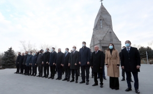 Члены правительства Армении посетили воинский пантеон "Ераблур"
