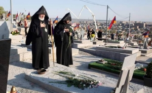 Католикос Всех Армян в Ераблуре помолился за упокой душ героев

