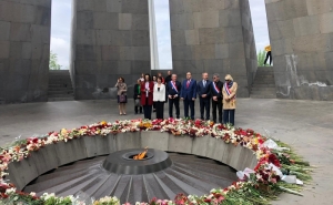 Французские депутаты возложили цветы к Вечному огню жертвам Геноцида армян