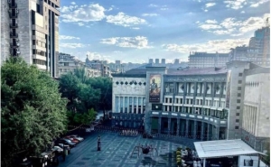 50 Cent Posts Photo From Downtown Yerevan