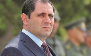 Министр обороны Армении отправился в Россию
