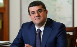 В эту тяжелую минуту армянский народ должен быть стойким: президент Арцаха выразил соболезнование


