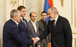 PM Pashinyan hosts new World Gymnastics Champion Artur Davtyan and the bronze medalist Harutyun Merdinyan

