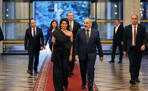 Пашинян вместе с супругой посетил концерт в рамках саммита Европейского политического сообщества
